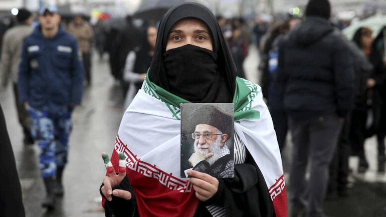 Ιράν: Εκτός φυλακής η Βίντα Μοβαχεντί που διαμαρτυρόταν για τη μαντίλα