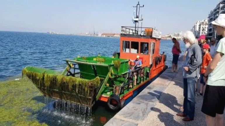 Θεσσαλονίκη: Δύο σκάφη καθαρίζουν από το πρωί τον Θερμαϊκό