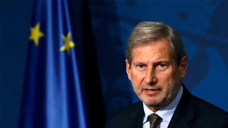 Περισσότερη αποφασιστικότητα από τη Σερβία αναμένει ο Επίτροπος Διεύρυνσης της ΕΕ