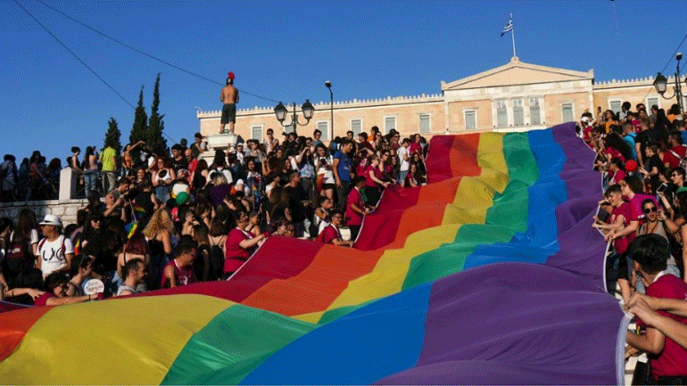 Στα χρώματα της κοινωνικής ελευθερίας προσάρμοσαν οι Έλληνες Πρόσκοποι το λογότυπο τους