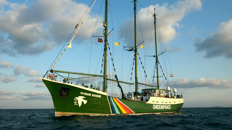 Στις ελληνικές θάλασσες το «Rainbow Warrior» της Greenpeace