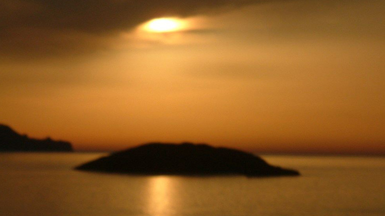 Μήλος χρώμα ,φύση,απέραντο γαλάζιο