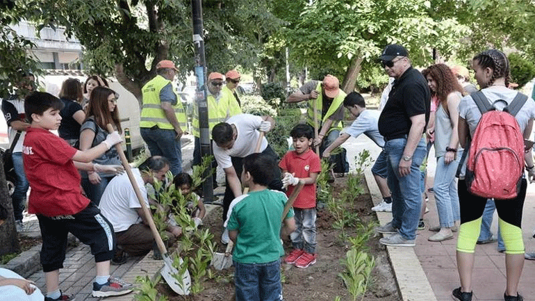 Προσφυγόπουλα και παιδιά με αναπηρία πρασίνισαν τον δήμο Νεάπολης-Συκεών
