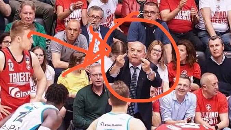 Ιταλία: Άσεμνες χειρονομίες από τον δήμαρχο της Τεργέστης σε αγώνα μπάσκετ