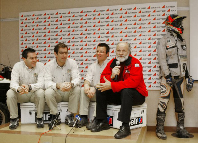 Φωτογραφία από συνέντευξη Τύπου που είχε δώσει  όταν έτρεξε στο Ντακάρ