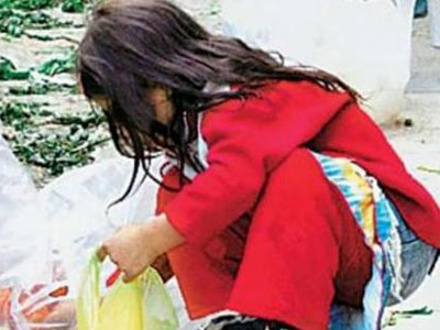 Πάτρα: Μαθήτρια τρώει από τα σκουπίδια!