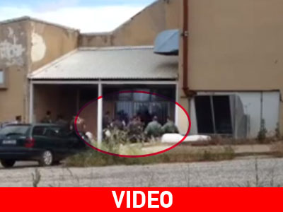 Η αστυνομία σπάει τα τζάμια στο κέντρο εκπομπής της ΕΡΤ3