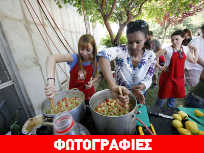 Συλλογική κουζίνα στο προαύλιο της ΕΡΤ Συλλογική κουζίνα στο προαύλιο της ΕΡΤ