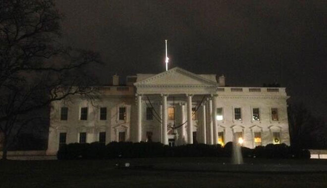 Μεσίστια η σημαία στον Λευκό Οίκο