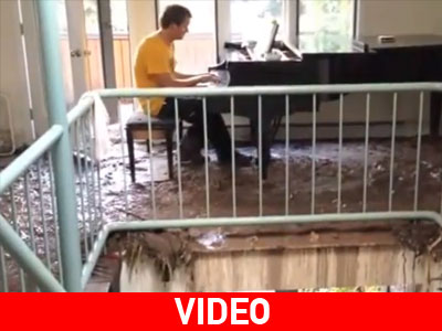 Επιστρέφει στον τόπο της καταστροφής για να παίξει πιάνο Επιστρέφει στον τόπο της καταστροφής για να παίξει πιάνο