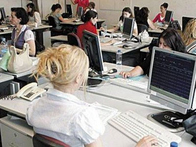 Πόρτα εξόδου για 6.000 συμβασιούχους Πόρτα εξόδου για 6.000 συμβασιούχους