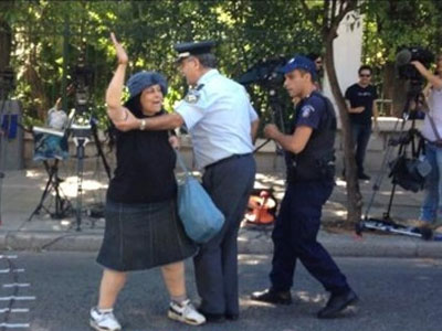 Χειροπέδες στη Λουκά έξω από το Μαξίμου Χειροπέδες στη Λουκά έξω από το Μαξίμου