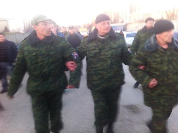 Ρώσοι στρατιώτες απωθούν τους δημοσιογράφους λίγο μετά την ανταλλαγή πυροβολισμών στη Συμφερόπολη