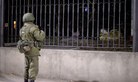 Ρώσος στρατιώτης έξω από κεντρική βάση του Ουκρανικού Ναυτικού στη Συμφερόπολη