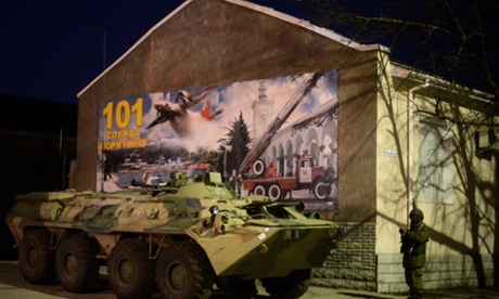 Ρώσοι στρατιώτες περιμένουν υπομονετικά με τα όπλα ανά χείρας έξω από οχυρό Ουκρανών στρατιωτών στη Συμφερόπολη