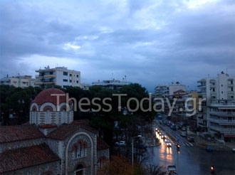 Η εικόνα είναι πολύ καλύτερη σήμερα και στο βάθος δεξιά διακρίνονται ακόμη και οι πυλώνες φωτισμού του γηπέδου της Τούμπας