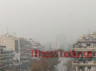 Τη δεύτερη ημέρα των Χριστουγέννων, μετά βίας διακρινόταν το κτήριο της Παιδαγωγικής Σχολής του ΑΠΘ