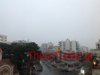 Τη δεύτερη ημέρα των Χριστουγέννων, η περιοχή της Τούμπας δεν διακρίνεται καθόλου και μοιάζει να έχει εξαφανιστεί από τον χάρτη, εξαιτίας του θαμπού ουρανού