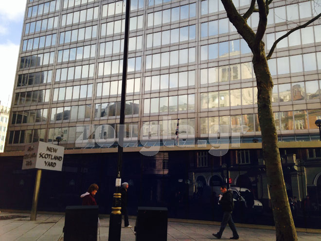 Σύμφωνα με πηγές του zougla.gr, στη Scotland Yard δεν μπορούν να κρατηθούν οι συλληφθέντες, αλλά μεταφέρονται εκεί για μονογραφία και στη συνέχεια γίνεται η μεταγωγή τους σε κρατητήρια