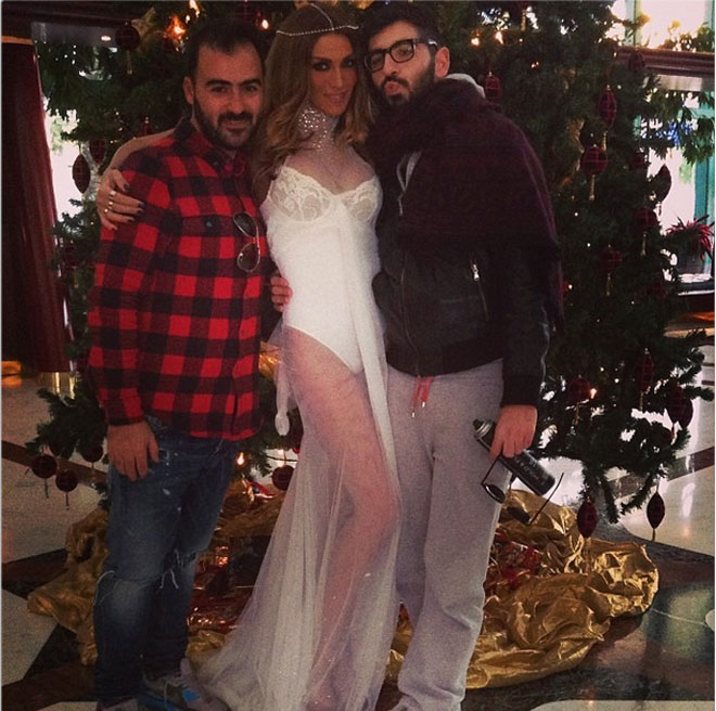 «Συνεχίζουμε!!!με @dimstamatiou @dennis788 'τα παράπονα μου'» γράφει η τραγουδίστρια, σχολιάζοντας τη φωτογραφία που ανήρτησε η ίδια στον προσωπικό της λογαριασμό στο Instagram