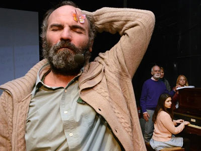 Απομακρύνεται ο σκύλος από την παράσταση  «Φάουστ»