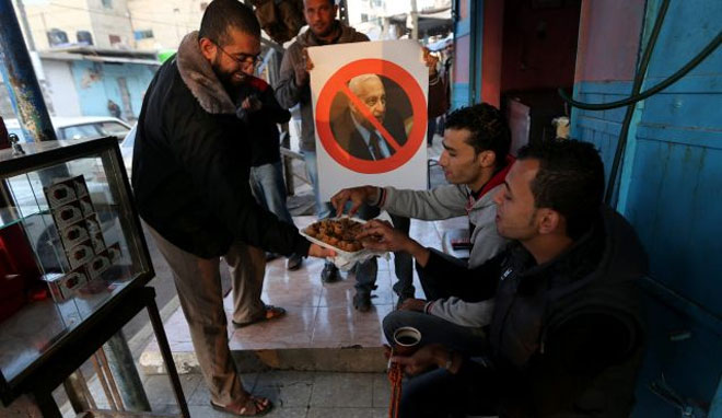 Η Ραμάλα γέμισε από Παλαιστινίους που πανηγύριζαν τον θάνατο του Σαρόν