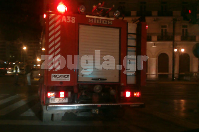 Πυροσβεστικά σπεύδουν στο σημείο της έκρηξης