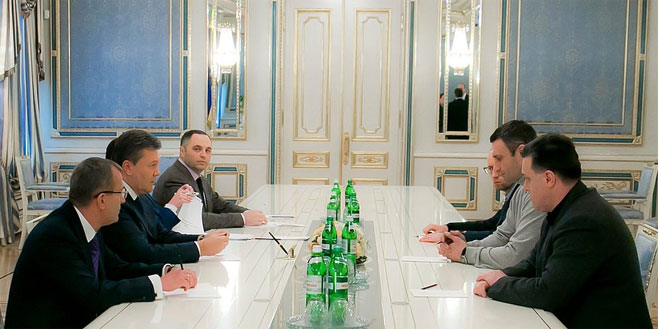 Εικόνα από την πρώτη συνάντηση του Γιανουκόβιτς με τους ηγέτες της αντιπολίτευσης