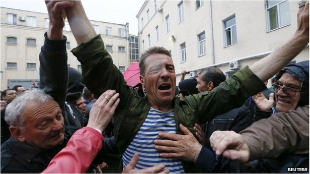 Ένας από τους αποφυλακισθέντες