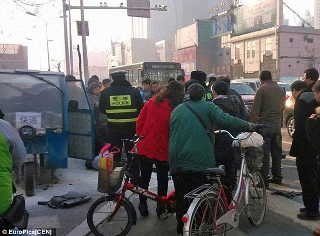 Οι περαστικοί σοκαρισμένοι μπροστά στο αποτρόπαιο θέαμα