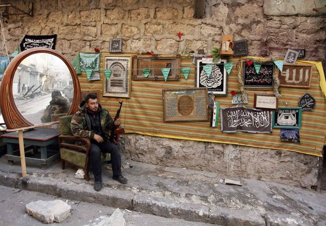 Χαλέπι, 19 Δεκεμβρίου. Ένα μέλος της ταξιαρχίας Liwaa Al-Sultan Mrad, του Απελευθερωτικού Συριακού Στρατού, ξεκουράζεται στο προάστιο Μπουστάν Αλ-Μπασά.