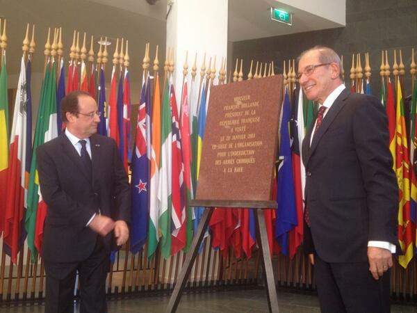 Στη Χάγη ο Γάλλος πρόεδρος Φρανσουά Ολάντ αποκαλύπτει μία πλάκα με την οποία εορτάζεται από τους δυτικούς η καταστροφή των χημικών όπλων στη Συρία