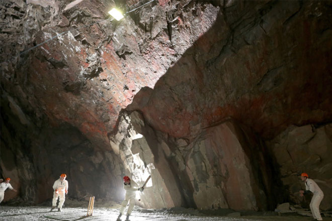 5 Δεκεμβρίου. Το πρώτο παιχνίδι κρίκετ κάτω από το έδαφος είναι γεγονός. Ο αγώνας -που έγινε για φιλανθρωπικό σκοπό- διεξήχθη 610 μέτρα κάτω από τη γη, μέσα στο ορυχείο Honister Slate στο Keswick της Αγγλίας. Για την ιστορία, οι δύο αντίπαλες ομάδες ήταν των χωριών Threlkeld και Caldbeck. Νικητές αναδείχθηκαν οι Caldbeck.