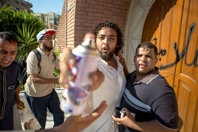 Μέσα Αυγούστου. O Aymann Ismail, ένας φωτορεπόρτερ από τη Νέα Υόρκη, προλαβαίνει να απαθανατίσει στιγμές μελών της Μουσουλμανικής Αδελφότητας στην Αίγυπτο, λίγο πριν χρωματιστεί ο φακός της μηχανής του από τους διαδηλωτές. Οι διαδηλωτές αφαίρεσαν στη συνέχεια, την κάμερα από τον φωτορεπόρτερ και τον ανάγκασαν να πραγματοποιήσει μαζί τους πορεία για αρκετά χιλιόμετρα, κατά τη διάρκεια της οποίας δέχθηκε βία από τον όχλο. Τελικά, η μηχανή επιστράφηκε στον Ismail, αφότου ένας ξάδελφός του, επίσης μέλος της Αδελφότητας, μίλησε στους διαδηλωτές.