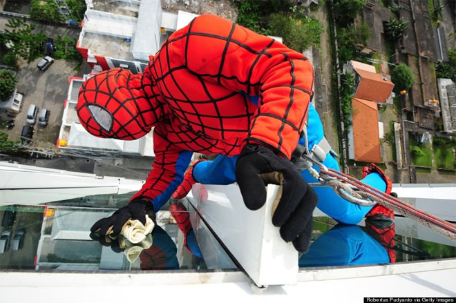 12 Ιουλίου. Ένας 37χρονος από την Ινδονησία, γνωστός και ως ο «Spider-Man καθαριστής τζαμιών» επί το έργον στο 18 ορόφων ξενοδοχείο Αλάνα στη Surabaya. Σύμφωνα με την αμερικανική εφημερίδα, ο συγκεκριμένος μπορεί να καταφέρει να κερδίσει εκατοντάδες δολάρια από τη δουλειά του, αναλόγως τη δυσκολία.