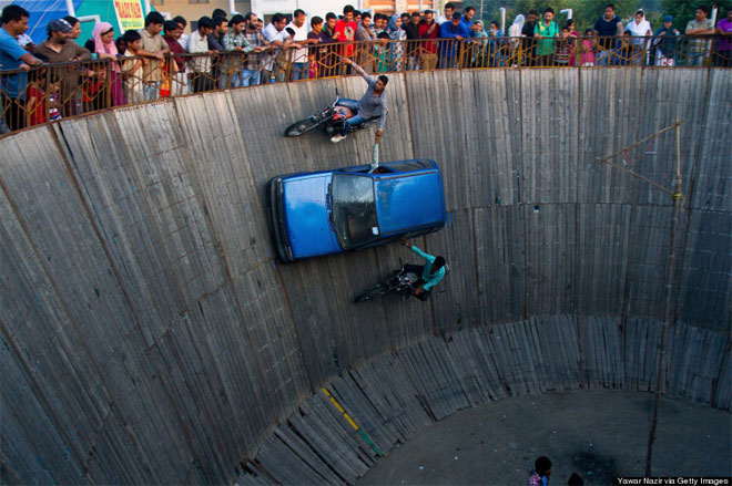 20 Ιουνίου. Ένας δεξιοτέχνης οδηγός και δύο μοτοσικλετιστές κάνουν στην Ινδία τον γύρο του θανάτου με ακόμη μεγαλύτερο βαθμό δυσκολίας από ό,τι συνήθως. 