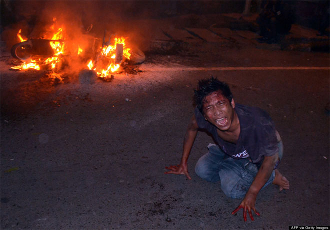 18 Ιουνίου. Διαδηλώσεις ξεσπούν στο Μεντάν της Βορείου Σουμάτρας στην Ινδονησία, μετά από αυξήσεις στις τιμές των καυσίμων. Αν και δεν φαίνεται στη φωτογραφία, ο τραυματισμένος διαδηλωτής φωνάζει σε αστυνομικό.