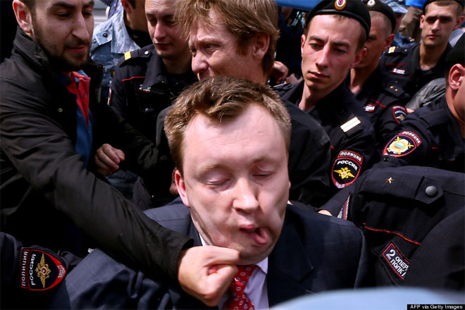 25 Μαΐου. Ο Νικολάι Αλεξέγιεβ, ένας Ρώσος ακτιβιστής για τα δικαιώματα των ομοφυλοφίλων, δέχεται μπουνιά στη Μόσχα από έναν αντιδιαδηλωτή. Η καταπίεση των ομοφυλοφίλων στη Ρωσία συγκέντρωσε κατά τη χρονιά που φτάνει στο τέλος της, το ενδιαφέρον της παγκόσμιας κοινής γνώμης και των διεθνών οργανώσεων υπεράσπισης των ανθρωπίνων δικαιωμάτων. Μάλιστα, για πολλούς μήνες, το δημόσιο ντιμπέιτ αναφορικά με την ακεραιτότητα των γκέι αθλητών που θα λάβουν μέρος στους Ολυμπιακούς του Σότσι το 2014 μονοπώλησε τα διεθνή μέσα ενημέρωσης.