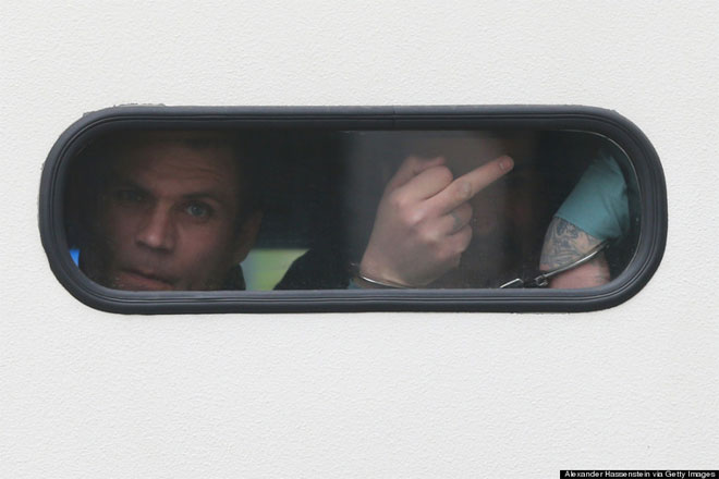 6 Μαΐου. Ένας άνδρας που κατηγορείται για συμμετοχή στους δεκάδες φόνους μεταναστών από χέρια νεοναζιστών καταφτάνει στο δικαστήριο Oberlandesgericht Muenchen στη Γερμανία. Ο κατηγορούμενος, αμετανόητος, υψώνει το μεσαίο δάχτυλό του στους φωτορεπόρτερ.