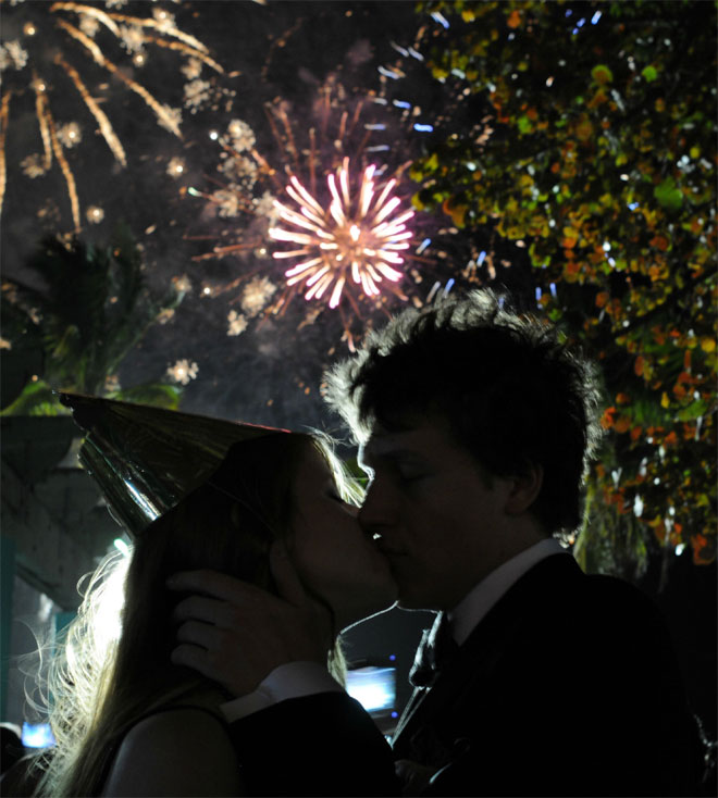 1 Ιανουαρίου. Ένα ζευγάρι ανταλλάσσει το πρώτο φιλί της χρονιάς στη Νέα Υόρκη, ενόσω ένα κοκτέιλ βεγγαλικών σήμανε την έλευση του 2013. Η φωτογραφία αναρτήθηκε στο Reddit, χωρίς ποτέ να γίνει γνωστή η ταυτότητα των ερωτευμένων.