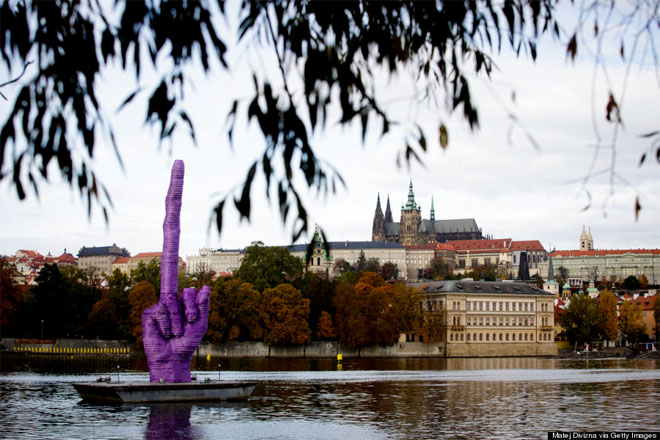 21 Οκτωβρίου. Ένα τεράστιο μοβ μεσαίο δάχτυλο - δημιουργία του Τσέχου καλλιτέχνη Ντέιβιντ Τσέρνι- επιπλέει επιβλητικά στον ποταμό Βτλάβα. Για την ιστορία, δείχνει ένα κάστρο της Πράγας, εκεί όπου εργάζεται ο Τσέχος πρόεδρος Μίλος Ζέμαν.