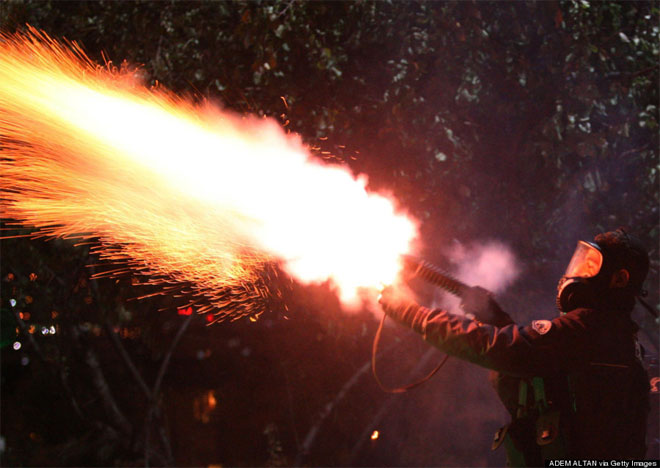 18 Οκτωβρίου. Τούρκος αστυνομικός βάλλει με δακρυγόνα κατά φοιτητών που διαμαρτύρονται στην Άγκυρα για τα κυβερνητικά σχέδια ανάπλασης του χώρου γύρω από το πανεπιστήμιο.