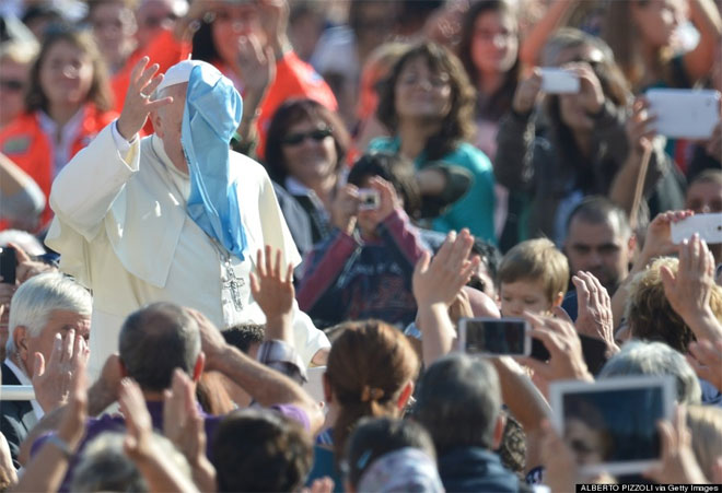 16 Οκτωβρίου. Ένας προσκυνητής στην πλατεία του Αγίου Πέτρου στο Βατικανό πετά ένα μαντίλι στον Πάπα Φραγκίσκο ως δώρο. Δυστυχώς, ο Ποντίφικας δεν είδε το μαντίλι που ερχόταν κι έτσι αυτό «προσγειώθηκε» στο πρόσωπό του.