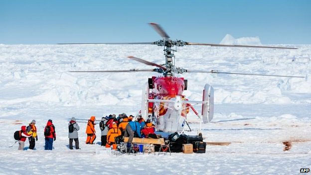 Η πρώτη ομάδα επιβιβάζεται στο κινεζικό ελικόπτερο