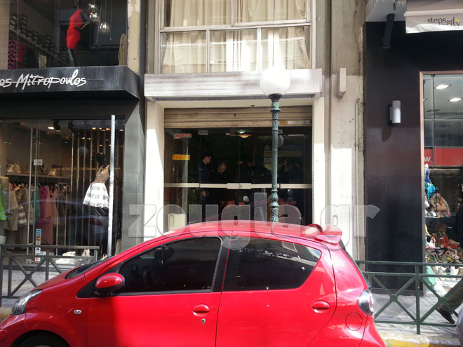 Η είσοδος της πολυκατοικίας όπου στεγάζεται το γραφείο