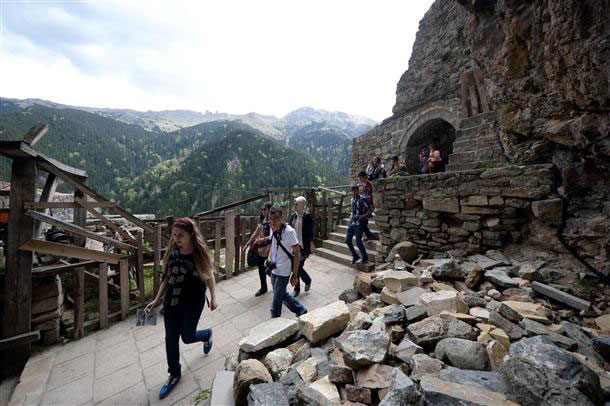 Το μοναστήρι της Παναγίας Σουμελά βρίσκεται στο όρος Μελά (όπως ονομάζεται σήμερα)