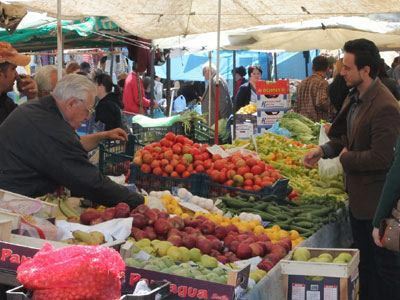 Υπερψηφίστηκε το νομοσχέδιο για το υπαίθριο εμπόριο