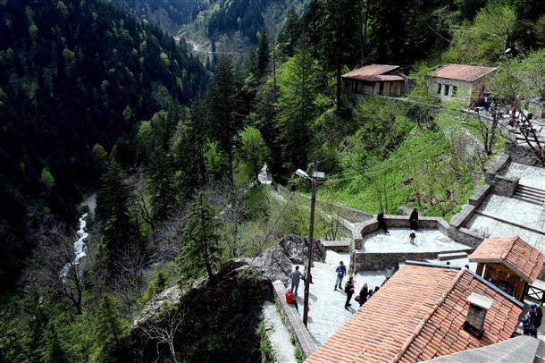 Το μοναστήρι ιδρύθηκε στα 386 μ.Χ. επί του Βυζαντινού αυτοκράτορα Θεοδόσιου (375-395). Σύμφωνα με την παράδοση, δύο ιερωμένοι το ίδρυσαν όταν ανακάλυψαν τη θαυματουργό εικόνα της Παναγίας σε σπήλαιο της περιοχής.