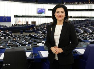 Η νέα νομοθεσία προς όφελος της Ελλάδας, λέει η ευρωβουλευτής Ρόδη Κράτσα