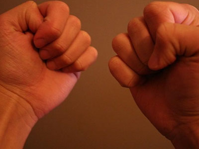 Την ξυλοκόπησε άγρια, την έδεσε και τη λήστεψε